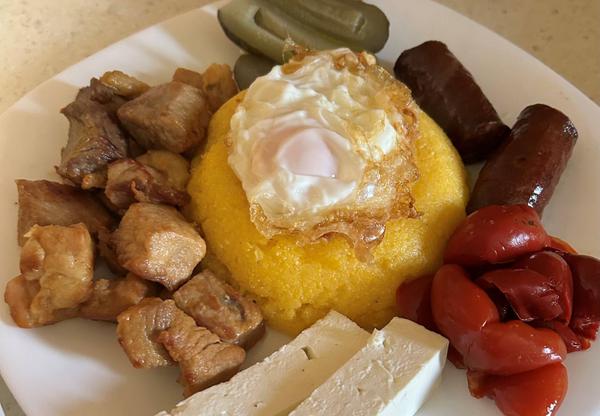  Sâmbătă - Cină bănăţeană: ouă in ciganie, coleşă , telemea de vacă, carne ca la pomana porcului, cârnaţi prăjiţi, castraveţi si gogoşari muraţi.